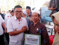 Gubernur Banten Andra Soni menyerahkan bantuan sarana prasarana tempat peribadatan kepada penerima manfaat dalam kegiatan pembangunan peningkatan kualitas kawasan permukiman di Kota Serang