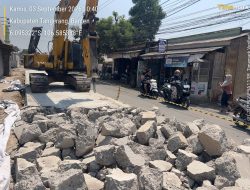 Alat berat membongkar beton Jalan Gardu-Tanah Merah Segmen 4 di Kecamatan Sepatan, Kabupaten Tangerang, Kamis (3/9/2026). Pembongkaran dilakukan setelah hasil uji mutu beton tidak memenuhi spesifikasi teknis.