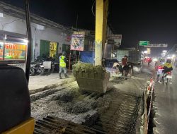 Pekerja melakukan pembongkaran dan perbaikan beton Jalan Balaraja-Ceplak Segmen 2 yang mengalami keretakan di Kecamatan Sukamulya, Kabupaten Tangerang.