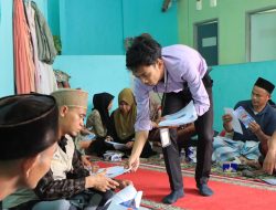 Petugas BPR Kerta Raharja Gemilang memberikan informasi program Kredit Mikro Raharja kepada masyarakat dalam sosialisasi Gebyar UMKM Tangerang Gemilang di Cilongok, Kecamatan Pasar Kemis, Kabupaten Tangerang.