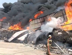 20 Gudang di Kosambi Tangerang Terbakar, Asap Hitam Membubung