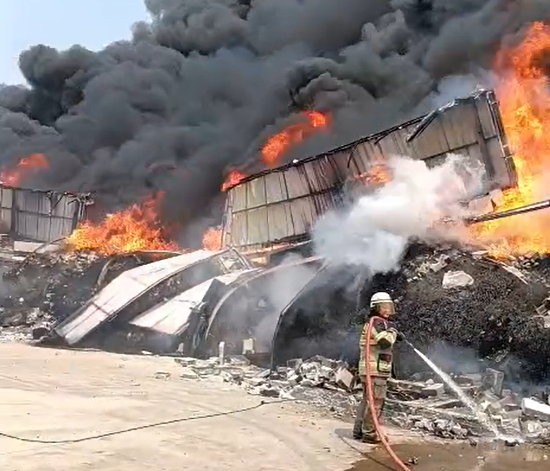 20 Gudang di Kosambi Tangerang Terbakar, Asap Hitam Membubung