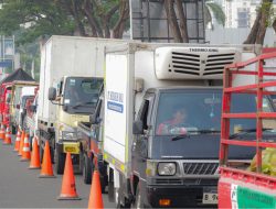 Dinas Lingkungan Hidup (DLH) Kota Tangerang Selatan menargetkan 1.500 kendaraan ikuti uji emisi gratis selama 1-3 September 2026. Terlihat antrean kendaraan roda empat mengantre di jalur pengujian demi menekan emisi gas buang dan menjaga kualitas udara Tangsel.