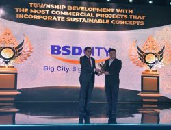 (Kiri-kanan) Prof. Ir. Roy H. M. Sembel MBA. Ph.D (Ketua Dewan Juri IPBA) secara simbolis memberikan plakat kepada Ricardo Arif Dharmawan (Corporate Secretary PT Bumi Serpong Damai Tbk) dalam acara Indonesia Property & Bank Awards (IPBA) 2026 yang dilaksanakan pada 28 Agustus 2026 di Hotel Mulia, Jakarta. Sinar Mas Land berhasil meraih penghargaan dalam kategori Township Development with the Most Commercial Projects that Incorporate Sustainable Concepts yang diberikan kepada BSD City mencerminkan keberhasilan kawasan dalam bertransformasi dan beradaptasi dengan kebutuhan masyarakat yang terus berkembang.