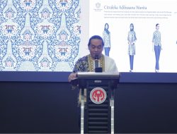 Desainer asal Bandung, Gilang Muhammad Iqbal, mempresentasikan karya “Ming Galih Gaya” dalam Sayembara Desain Batik Khas Tangerang Selatan 2026. Karyanya mengangkat akulturasi budaya Betawi, Sunda, dan Tionghoa.