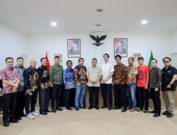 Gubernur Banten Andra Soni berfoto bersama pengurus Komunitas Pengusaha Jaya Bersama (KPJB) Ciledug usai membahas rencana penyelenggaraan Pesta Rakyat Ciledug 2026, Kamis (3/9/2026). (Foto: Dok. Istimewa)