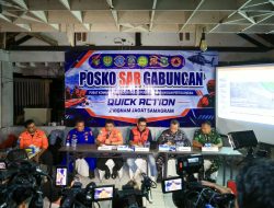 Tim SAR gabungan memberikan keterangan terkait perkembangan operasi pencarian speedboat yang hilang kontak di perairan Selat Sunda pada hari keenam di Posko SAR Gabungan, Carita, Minggu (13/9/2026).