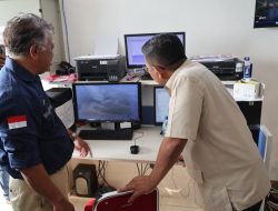 Gubernur Banten Andra Soni melihat pemantauan aktivitas Gunung Anak Krakatau melalui layar monitor saat melakukan peninjauan terkait kondisi erupsi.