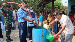 Jumat Berkah Lanud Saleh Basarah Salurkan 10.000 Liter Air dan 200 Paket Sembako