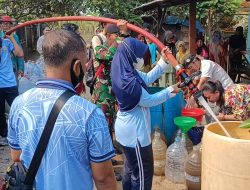 Warga bersama personel Lanud Saleh Basarah bergotong royong menyalurkan air bersih untuk memenuhi kebutuhan masyarakat yang terdampak kekeringan di Kampung Sodong Pabuaran, Tigaraksa, Kabupaten Tangerang.