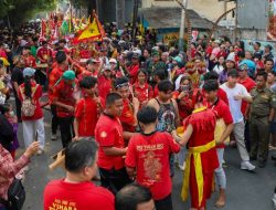 Ribuan masyarakat memadati ruas jalan untuk menyaksikan Kirab Budaya dan Ruwat Bumi Sijet Tjie Thien Ta Sen Bio ke-43 yang digelar setiap tujuh tahun sekali di Kota Tangerang, Minggu (27/9/2026).