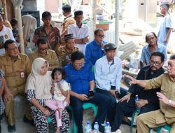 Bupati Tangerang Moch. Maesyal Rasyid berbincang dan memberikan penguatan kepada keluarga korban terdampak pohon tumbang di Teluknaga.