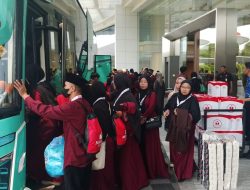 Jemaah umrah Mayora Group bersiap menaiki bus sebelum memulai perjalanan menuju Tanah Suci, Kamis (24/9/2026).