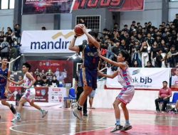 Pemain berusaha mencetak angka dalam pertandingan bola basket PERBASI Cup 2026 Kota Tangerang yang mendapat antusiasme dari peserta dan penonton.