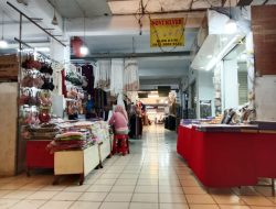 Pengelola menyebut sekitar 175 dari 350 pedagang tidak lagi berjualan, terutama pedagang pakaian di lantai dua.