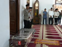 Suasana penghormatan terakhir bagi Surakman di Masjid Agung Al Khusaeni, Carita, sebelum jenazah dimakamkan di TPU Ki Demang, Kabupaten Pandeglang, Kamis (24/9/2026).