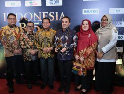 Bupati Tangerang Moch. Maesyal Rasyid bersama sejumlah pihak usai menerima penghargaan kategori Daerah Peduli Inovasi Ekonomi Kreatif dari Kompas TV di Jakarta, Rabu (9/9/2026).