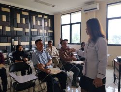 Peserta mengikuti proses rekrutmen BPR Hariarta Sedana yang difasilitasi Dinas Ketenagakerjaan Kota Tangerang di Kantor Disnaker Kota Tangerang, Senin (31/8/2026). Rekrutmen tersebut membuka peluang kerja bagi warga untuk posisi staf marketing dan field collector.