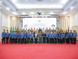 Sekda Provinsi Banten Deden Apriandhi bersama ASN yang dilantik dalam pengambilan sumpah/janji dan pengangkatan jabatan fungsional di lingkungan Pemprov Banten, Selasa (29/9/2026).