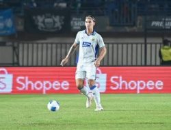Dion Markx saat tampil di lapangan bersama Persib Bandung. Bek berusia 21 tahun itu kini dipinjam Persita Tangerang selama satu musim.