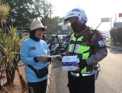 Polresta Tangerang Bagikan Masker Antisipasi Abu Vulkanik Gunung Anak Krakatau