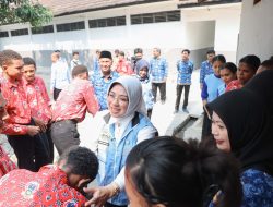Ketua TP PKK Provinsi Banten Tinawati Andra Soni berinteraksi dengan siswa saat melakukan kunjungan di SMAN 1 Ciruas, Kabupaten Serang, dalam rangka penilaian Lomba Sekolah Sehat tingkat Provinsi Banten 2026.