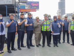 Petugas Dishub Kota Tangerang Selatan dan kepolisian bersiap melakukan pengaturan lalu lintas dalam uji coba U-Turn di kawasan Rawa Buntu, Serpong.