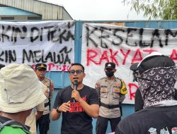 Perwakilan Aliansi Masyarakat Cengkok menyampaikan aspirasi dalam aksi unjuk rasa di sekitar PT SLI, Kabupaten Tangerang, Minggu (13/9/2026). Aksi dikawal aparat kepolisian.