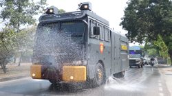 Water Cannon Polresta Tangerang Bersihkan Abu Vulkanik Gunung Anak Krakatau di Jalan