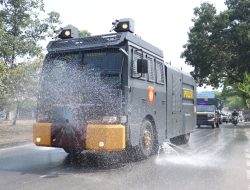 Water Cannon Polresta Tangerang Bersihkan Abu Vulkanik Gunung Anak Krakatau di Jalan