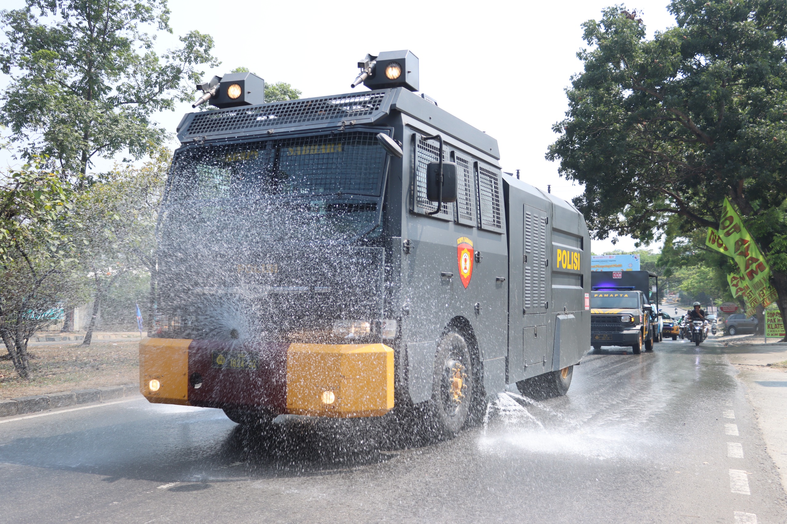 Water Cannon Polresta Tangerang Bersihkan Abu Vulkanik Gunung Anak Krakatau di Jalan