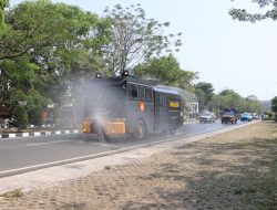 Water cannon Polresta Tangerang menyemprotkan air bertekanan ke permukaan jalan dalam upaya membersihkan abu vulkanik Gunung Anak Krakatau.