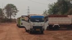 Warga Sindang Jaya Keluhkan Aktivitas Truk Galian Tanah, Timbulkan Debu Hingga Bikin Jalan Licin