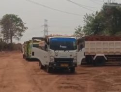 Warga Sindang Jaya Keluhkan Aktivitas Truk Galian Tanah, Timbulkan Debu Hingga Bikin Jalan Licin