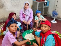 Tinawati Andra Soni mendampingi anak-anak dalam kegiatan memasak dan mengenal kuliner khas Banten untuk program Si Bolang Trans7. Kegiatan ini menjadi sarana mengenalkan budaya dan kuliner lokal kepada masyarakat luas.