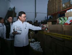 Kepala BPOM Taruna Ikrar memeriksa produk yang diamankan dalam penindakan terhadap gudang penyimpanan obat bahan alam, suplemen kesehatan, dan kosmetik yang diduga ilegal di Kabupaten Tangerang.