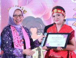 Kepala DPPPA Kabupaten Tangerang Ratih Rahmawati (kiri) menyerahkan piagam penghargaan kepada Duta Anak Kabupaten Tangerang 2026 terpilih, Sofiyatun Zanah, dalam acara Penganugerahan Duta Anak di Aula Gemilang DPPPA Kabupaten Tangerang, Kamis (15/10/2026).
