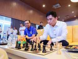Wakil Gubernur Banten Achmad Dimyati Natakusumah bermain catur dalam rangkaian Turnamen Catur HUT ke-26 Provinsi Banten di Kota Serang, Rabu (7/10/2026).