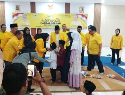 Ketua DPD Partai Golkar Kabupaten Tangerang, Intan Nurul Hikmah, menyerahkan santunan kepada anak yatim dalam rangkaian peringatan HUT ke-62 Partai Golkar di Kantor DPD Golkar Kabupaten Tangerang, Selasa (20/10/2026).