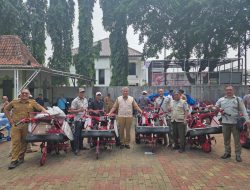 Petugas bersama kelompok terkait berfoto di depan sejumlah alat mesin pertanian yang disalurkan untuk mendukung produktivitas petani di Kabupaten Tangerang. Bantuan tersebut menjadi bagian dari upaya pemerintah menghadapi dampak kekeringan pada lahan pertanian.