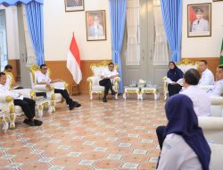Gubernur Banten Andra Soni memimpin rapat bersama jajaran terkait untuk membahas antisipasi mundurnya musim hujan dan dampak kekeringan di Provinsi Banten, di Gedung Negara Provinsi Banten, Kota Serang, Rabu (7/10/2026).