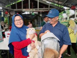 Pemilik hewan peliharaan dalam kegiatan pelayanan kesehatan hewan. Program vaksinasi rabies gratis ini diharapkan meningkatkan kesadaran masyarakat terhadap pentingnya vaksinasi untuk melindungi hewan dan lingkungan sekitar.