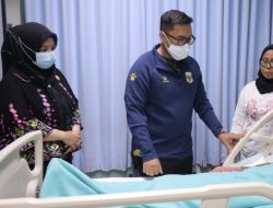 Wakil Wali Kota Tangerang Selatan Pilar Saga Ichsan meninjau korban ledakan Pasar Cimanggis yang menjalani perawatan di rumah sakit. Pemkot Tangsel berkoordinasi dengan pihak rumah sakit untuk memastikan korban memperoleh penanganan medis sesuai kebutuhan.