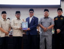 Gubernur Banten Andra Soni bersama jajaran menghadiri Rapat Paripurna DPRD Provinsi Banten yang membahas usulan Raperda tentang Pembentukan dan Susunan Perangkat Daerah untuk menata kelembagaan pemerintahan daerah.