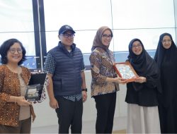 Wakil Wali Kota Tangerang Selatan Pilar Saga Ichsan bersama peserta Workshop Kriya Tangerang Selatan dalam sesi penyerahan cendera mata sebagai bagian dari penguatan ekosistem ekonomi kreatif daerah.