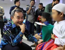 Sekretaris Daerah Kabupaten Tangerang Soma Atmaja berinteraksi dengan peserta khitanan massal gratis yang digelar RSUD Tigaraksa dalam rangka menyambut HUT ke-394 Kabupaten Tangerang, Kamis (8/10/2026).
