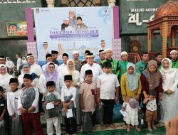 Bupati Tangerang Moch. Maesyal Rasyid bersama masyarakat dan peserta kegiatan Tangerang Bersyukur dalam rangka memperingati HUT ke-394 Kabupaten Tangerang di Masjid Al-Amjad.