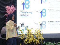 Syifa Nabilah Azhari mempresentasikan konsep desain logo dalam tahapan final sayembara Ngelogoin Tangsel 2026, Selasa (6/10/2026).