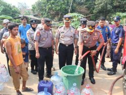 Kapolresta Tangerang Pimpin Pendistribusian Bantuan Ribuan Liter Air Bersih ke Sindang Jaya
