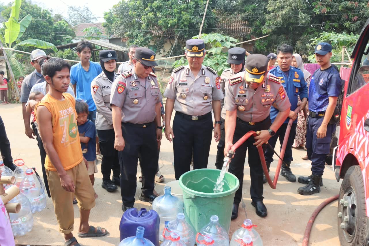 Kapolresta Tangerang Pimpin Pendistribusian Bantuan Ribuan Liter Air Bersih ke Sindang Jaya